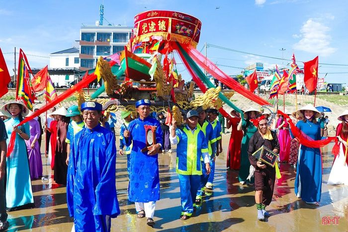 Nghi thức rước Ngư Ông ra biển trong lễ hội cầu ngư Nhượng Bạn tại miếu thờ Đức Ngư Ông, xã Thiên Cầm.