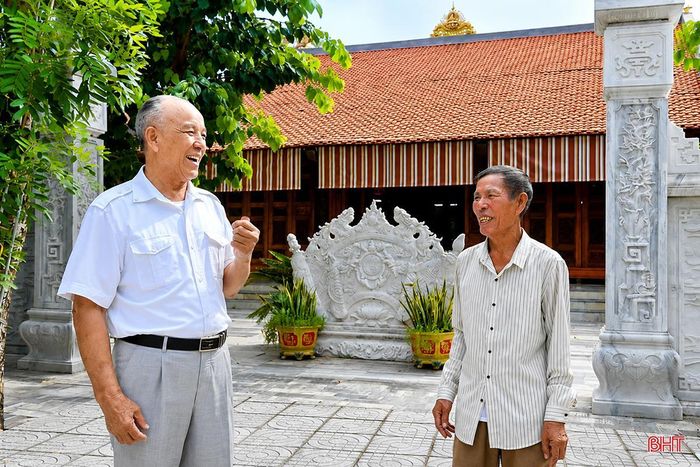 Các bậc cao niên thường xuyên dọn dẹp, chăm sóc và gìn giữ đền Đông Hải.