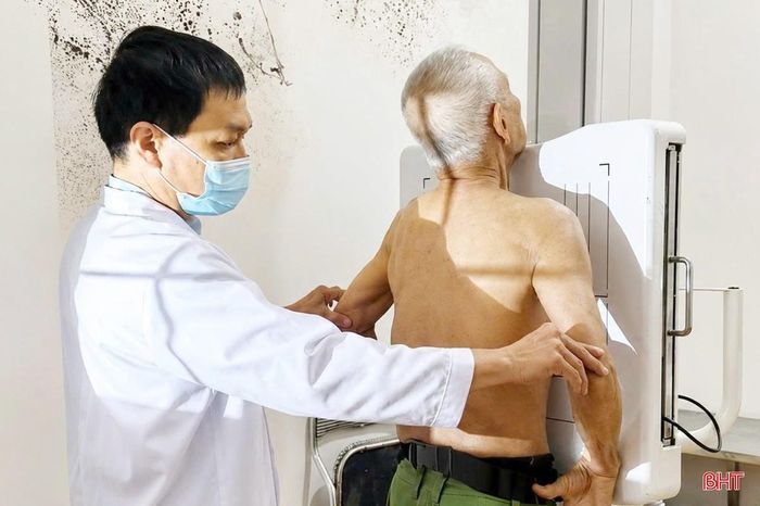 Người dân được các bác sĩ Bệnh viện Phổi Hà Tĩnh chụp Xquang phổi để phát hiện kịp thời các tổn thương.