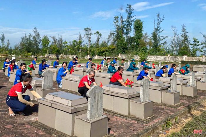 Tại các nghĩa trang liệt sĩ, nhà bia tưởng niệm, tuổi trẻ Hà Tĩnh tổ chức dâng hương, dâng hoa, vệ sinh môi trường, chỉnh trang khuôn viên, chăm sóc các phần mộ liệt sĩ, góp phần tạo cảnh quan trang nghiêm, sạch đẹp.