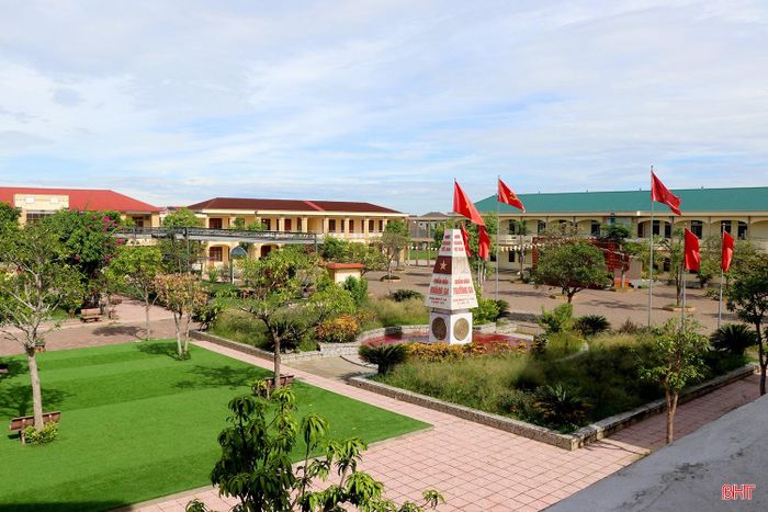Một trong những công trình mang nhiều ý nghĩa là khu biểu tượng chủ quyền Hoàng Sa – Trường Sa. Nơi đây vừa là điểm nhấn cảnh quan, vừa trở thành "lớp học mở" giáo dục truyền thống, bồi đắp tình yêu quê hương, đất nước và biển đảo cho học sinh.