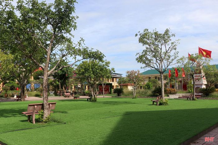 Khuôn viên Trường THCS Mỹ Châu được bao phủ một màu xanh mát của cây cối, tạo nên không gian học tập trong lành, thân thiện và gần gũi với thiên nhiên.