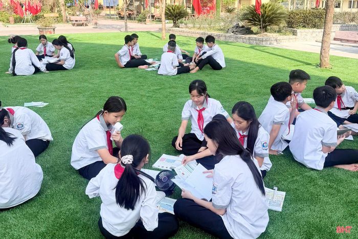 Những lớp học mở giữa không gian xanh tạo môi trường học tập gần gũi với thiên nhiên, giúp học sinh thêm hứng thú trong học tập và hình thành ý thức bảo vệ môi trường từ những trải nghiệm hằng ngày. Ảnh tư liệu.