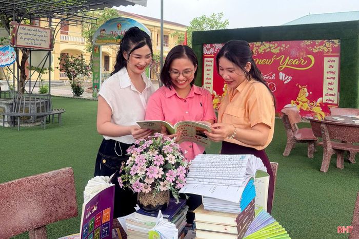 Thư viện xanh cũng là nơi để cán bộ, giáo viên nhà trường trao đổi kinh nghiệm dạy học và thư giãn sau những giờ lên lớp. Ảnh tư liệu