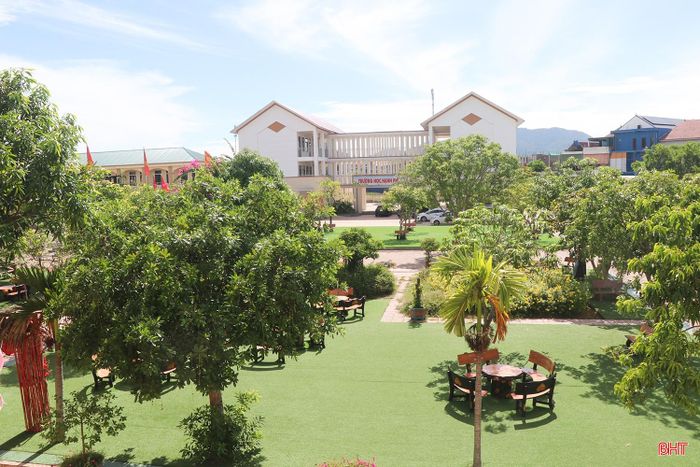 Để kiến tạo không gian xanh ấy, nhà trường đã quy hoạch gần 2.000 m² trong tổng diện tích 27.800 m² dành cho vườn hoa, cây cảnh, thư viện xanh và các khu học tập ngoài trời.