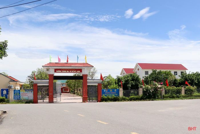 Tại Diễn đàn Năng lượng và Môi trường Thế giới – Việt Nam 2026, Trường THCS Mỹ Châu (xã Mai Phụ, Hà Tĩnh) là một trong 4 cơ sở giáo dục trên cả nước được vinh danh là "Trường học xanh – Cộng đồng học tập bền vững". Đây là đơn vị giáo dục duy nhất của Hà Tĩnh nhận giải thưởng này