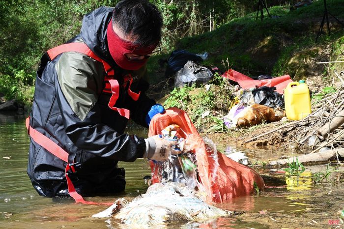 Anh Võ Văn Trường cho biết: "Công việc hằng ngày của tôi là làm MC sự kiện và gia sư dạy nhạc. Việc nhặt rác tôi chỉ tranh thủ lúc rảnh, mỗi ngày khoảng một đến ba giờ. Tôi muốn dùng khoảng thời gian đó để làm một việc có ích và chia sẻ những câu chuyện tích cực lên mạng xã hội".