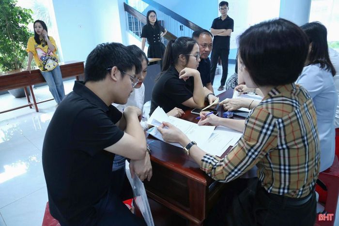 Người dân tìm hiểu, làm thủ tục, hồ sơ mua nhà ở xã hội tại phường Thành Sen.