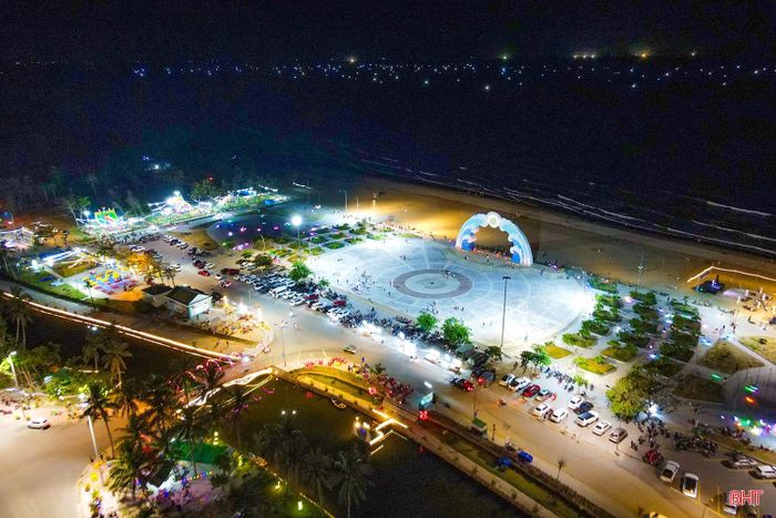 Khi màn đêm buông xuống, quảng trường và tuyến đường ven biển Xuân Thành bừng sáng trong sắc màu của hàng nghìn ánh đèn trang trí, mở ra không gian vui chơi đầy sức sống.