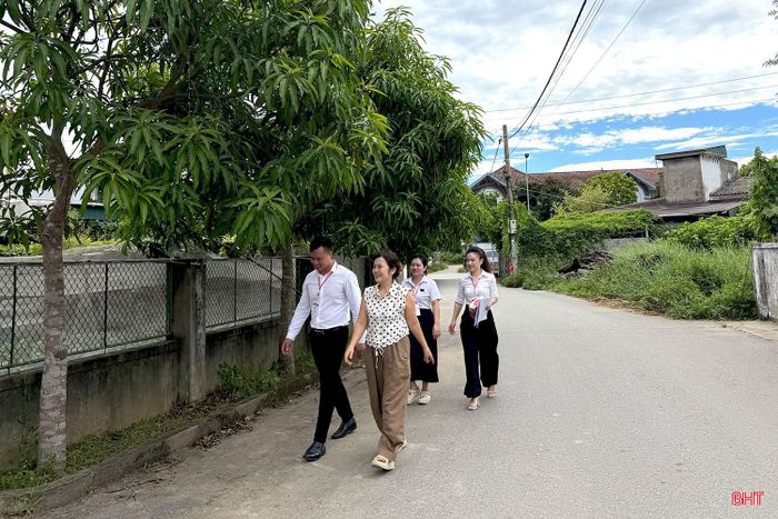 Sau cuộc giao ban ngắn tại trụ sở, Tổ Dịch vụ công lưu động đến hỗ trợ giải quyết các thủ tục hành chính ngay tại nơi cư trú.