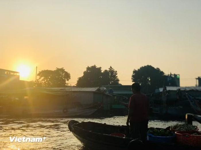 Ánh nắng Mặt Trời phản chiếu trên mặt nước lấp lánh. (Nguồn: Vietnam+)