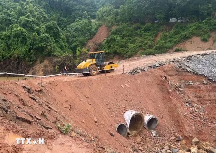 Vị trí sạt lở, đứt đường tại Km76+250 trên Quốc lộ 12 nối Lai Châu với Điện Biên đã được khắc phục để các phương tiện lưu thông. (Ảnh: TTXVN phát)