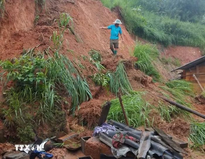 Nhiều ngôi nhà ở xã Khao Mang, tỉnh Lào Cai bị sạt lở. (Ảnh: TTXVN phát)