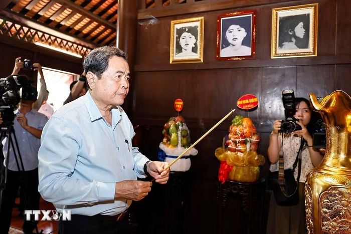 Chủ tịch Quốc hội Trần Thanh Mẫn dâng hương, dâng hoa tại Công viên Tượng đài, Nhà lưu niệm Anh hùng liệt sỹ Võ Thị Sáu. (Ảnh: Doãn Tấn/TTXVN)
