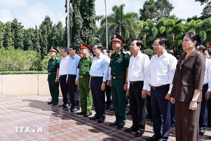 Chủ tịch Quốc hội Trần Thanh Mẫn dâng hương, dâng hoa tại Nghĩa trang liệt sỹ Long Điền Đất Đỏ. (Ảnh: Doãn Tấn/TTXVN)
