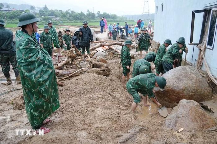 Các cán bộ, chiến sỹ vẫn miệt mài tìm kiếm người mất tích trong lũ. (Ảnh: Nguyễn Oanh/TTXVN)