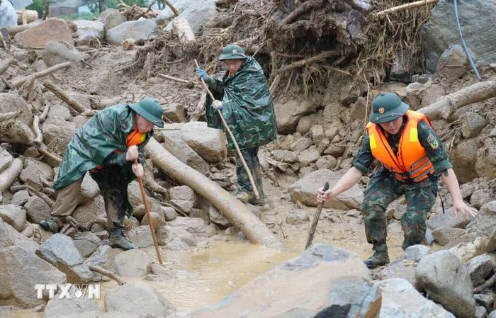 Nhiều chiến sỹ dầm mưa 3 ngày nay để cứu hộ cứu nạn. (Ảnh: Nguyễn Oanh/TTXVN)