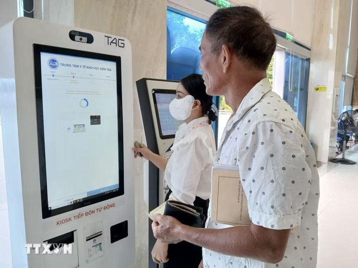 Hướng dẫn người dân đăng ký khám, chữa bệnh và thanh toán viện phí qua căn cước công dân gắn chíp. (Ảnh: Mỹ Hà/TTXVN)