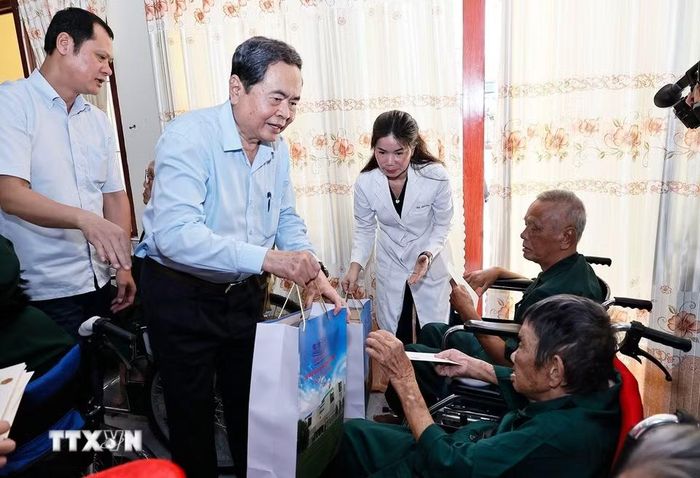 Chủ tịch Quốc hội Trần Thanh Mẫn với thương binh tại Trung tâm điều dưỡng Thương binh và Người có công Long Đất ở ấp Hải Sơn, xã Long Hải, Thành phố Hồ Chí Minh. (Ảnh: Doãn Tấn/TTXVN)