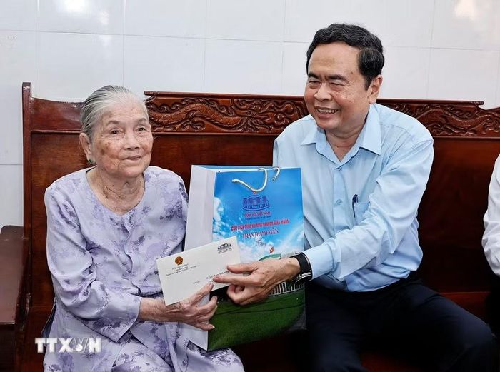 Chủ tịch Quốc hội Trần Thanh Mẫn thăm, tặng quà Mẹ Việt Nam Anh hùng Trần Thị Lưỡng. (Ảnh: Doãn Tấn/TTXVN)