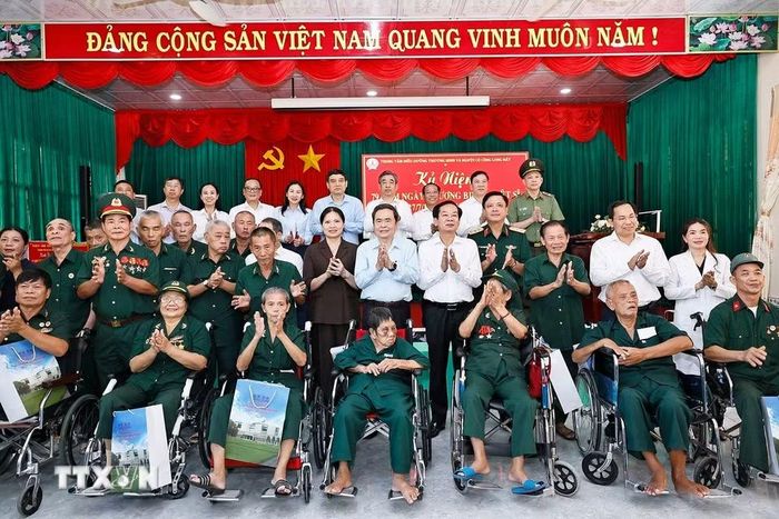 Chủ tịch Quốc hội Trần Thanh Mẫn với đại biểu và thương binh tại Trung tâm điều dưỡng Thương binh và Người có công Long Đất ở ấp Hải Sơn, xã Long Hải, Thành phố Hồ Chí Minh. (Ảnh: Doãn Tấn/TTXVN)