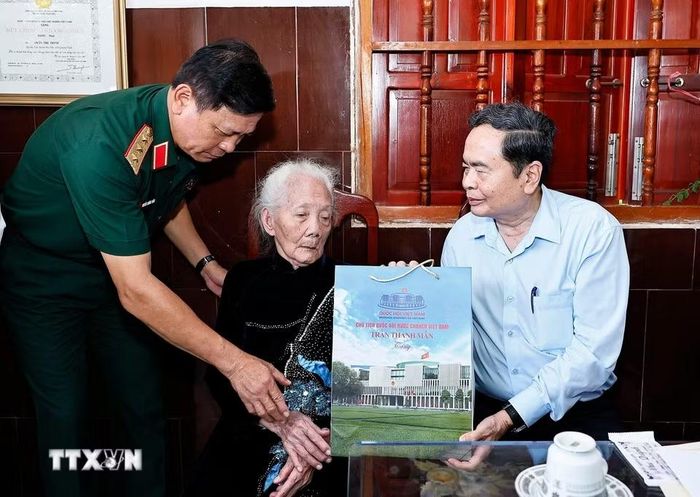Chủ tịch Quốc hội Trần Thanh Mẫn thăm, tặng quà Mẹ Việt Nam Anh hùng Trần Thị Trinh. (Ảnh: Doãn Tấn/TTXVN)