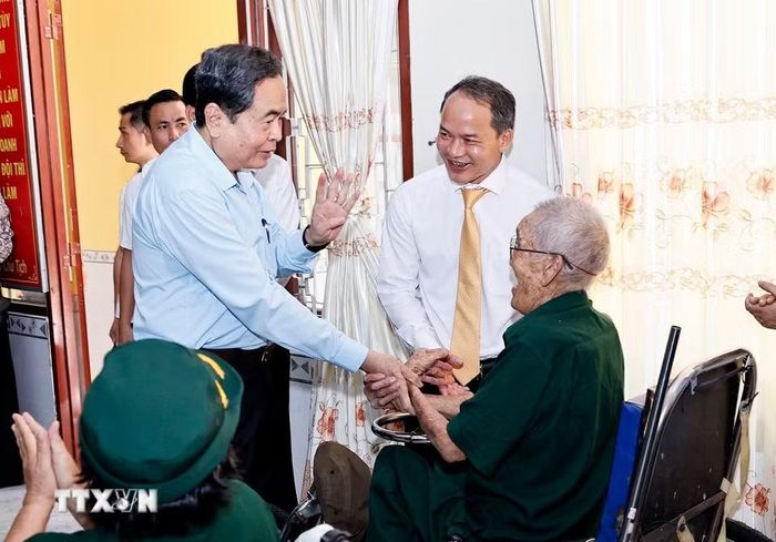 Chủ tịch Quốc hội Trần Thanh Mẫn với thương binh tại Trung tâm điều dưỡng Thương binh và Người có công Long Đất ở ấp Hải Sơn, xã Long Hải, Thành phố Hồ Chí Minh. (Ảnh: Doãn Tấn/TTXVN)