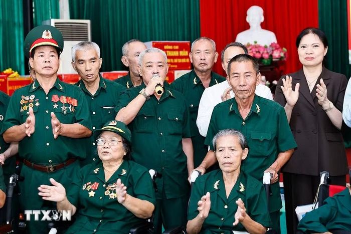 Thương binh tại Trung tâm hát tặng Chủ tịch Quốc hội Trần Thanh Mẫn và Đoàn công tác. (Ảnh: Doãn Tấn/TTXVN)