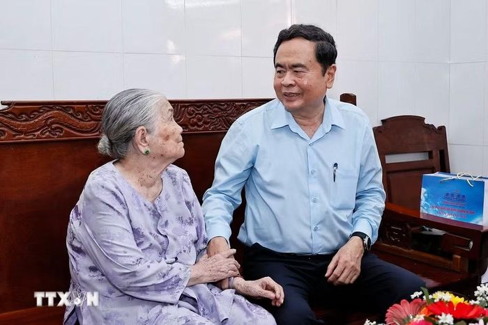 Chủ tịch Quốc hội Trần Thanh Mẫn thăm, tặng quà Mẹ Việt Nam Anh hùng Trần Thị Lưỡng. (Ảnh: Doãn Tấn/TTXVN)