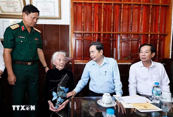 Chủ tịch Quốc hội Trần Thanh Mẫn thăm, tặng quà Mẹ Việt Nam Anh hùng Trần Thị Trinh. (Ảnh: Doãn Tấn/TTXVN)
