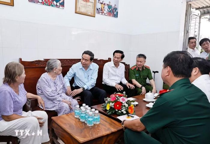 Chủ tịch Quốc hội Trần Thanh Mẫn thăm và tặng quà Mẹ Việt Nam Anh hùng Trần Thị Lưỡng. (Ảnh: Doãn Tấn/TTXVN)