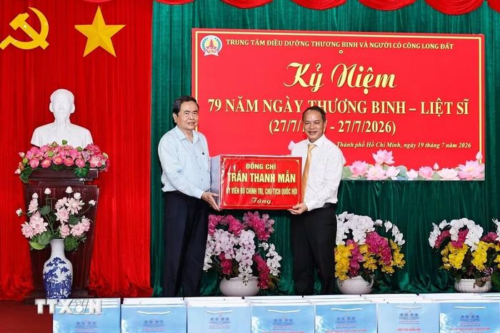 Chủ tịch Quốc hội Trần Thanh Mẫn tặng quà Trung tâm điều dưỡng Thương binh và Người có công Long Đất ở ấp Hải Sơn, xã Long Hải, Thành phố Hồ Chí Minh. (Ảnh: Doãn Tấn/TTXVN)