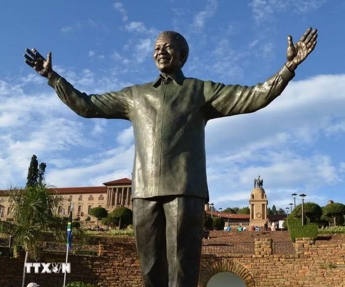Bức tượng đồng cao 9 mét của cố Tổng thống Nelson Mandela tại thủ đô Pretoria, Nam Phi. (Ảnh: TTXVN phát)