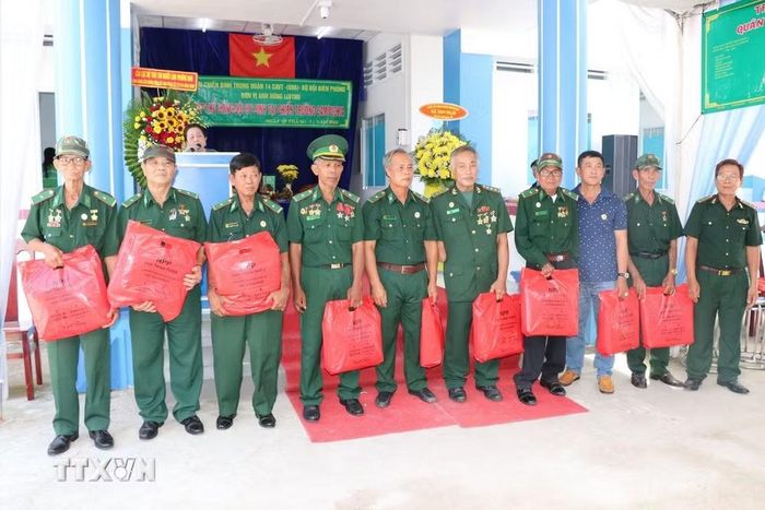 Ban Tổ chức trao quà tri ân các cựu chiến binh Trung đoàn 14. Ảnh: Thanh Hòa/TTXVN)