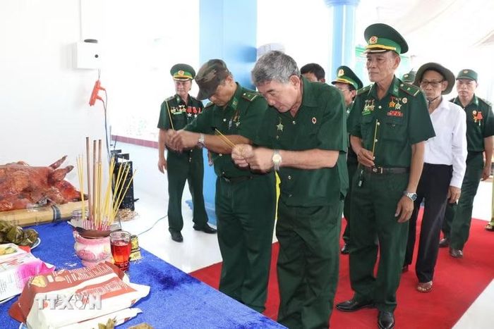 Đại biểu dâng hương các anh hùng liệt sỹ tại lễ giỗ. (Ảnh: Thanh Hòa/TTXVN)
