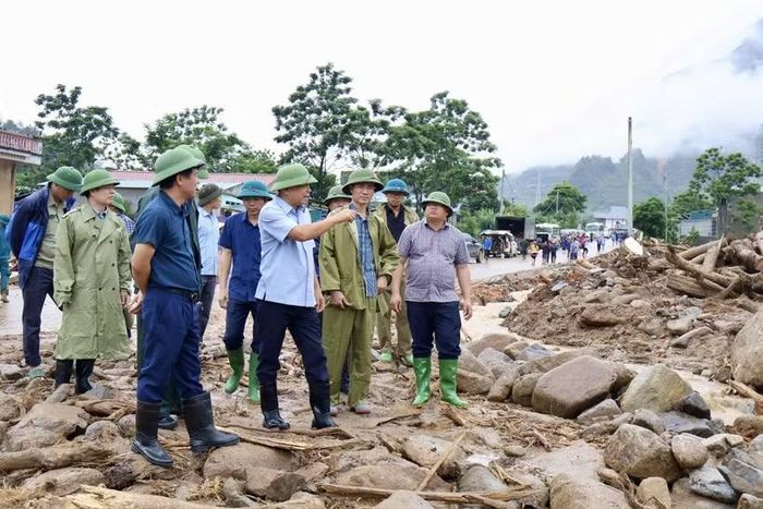Thứ trưởng Bộ Nông nghiệp và Môi trường Nguyễn Hoàng Hiệp cùng Đoàn công tác đến thăm các điểm bị ảnh hưởng do trận lũ vừa qua tại xã Mường Than, tỉnh Lai Châu. (Ảnh: Thanh Vân)