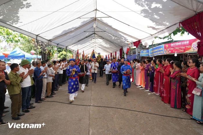 Chương trình không chỉ là lời tri ân quá khứ, mà còn là lời cam kết mạnh mẽ của người dân Vạn Phúc và Nga My hôm nay trong việc tiếp nối và phát huy mạch nguồn văn hóa truyền thống, để tình giao hảo ấy sẽ mãi mãi trường tồn như dòng sông của lòng người. (Ảnh: Minh Thu/Vietnam+)