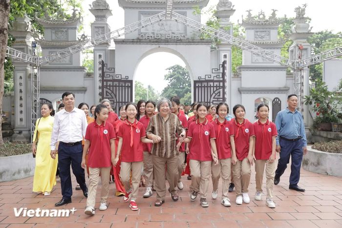 Nhà sử học Lê Văn Lan đến làng Vạn Phúc. (Ảnh: PV/Vietnam+)