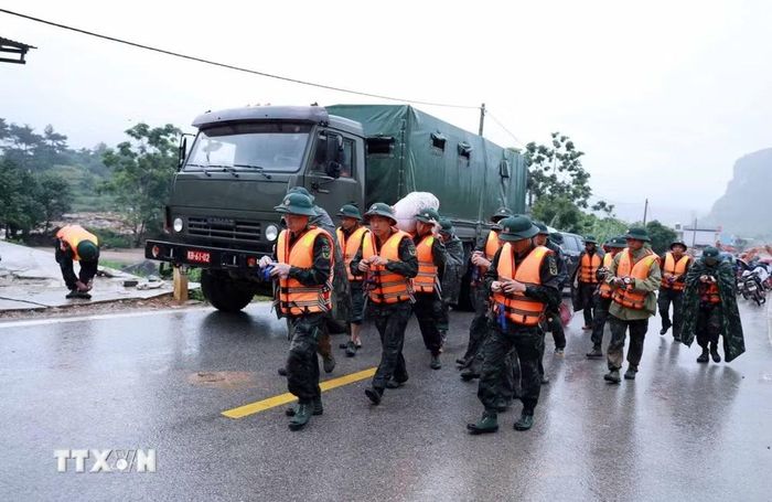 Lực lượng Quân đôi tiếp tục huy động lực lượng cán bộ chiến sỹ tăng cường hỗ trợ người dân khắc phục hậu quả mưa lũ. (Ảnh: Quý Trung/TTXVN)