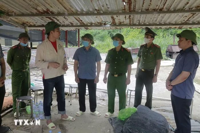Ông Cao Văn Cường, Phó Chủ tịch Ủy ban Nhân dân tỉnh Thanh Hóa kiểm tra hiện trường vụ tai nạn lao động khiến 5 người tử vong và 2 người bị thương tại trang trại Công ty TNHH DABACO Thanh Hóa. (Ảnh: TTXVN phát)
