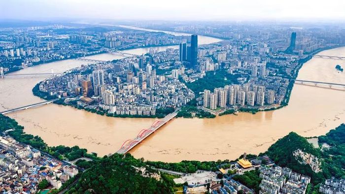 Mực nước sông dâng cao sau những trận mưa lớn tại Liễu Châu, Khu tự trị dân tộc Choang Quảng Tây, Trung Quốc. (Ảnh: THX/TTXVN phát)