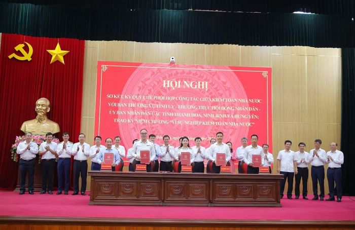 Ngày 19/7, Kiểm toán Nhà nước ký quy chế phối hợp với các tỉnh Ninh Bình, Thanh Hóa, Hưng Yên nhằm nâng cao hiệu quả quản lý tài chính, ngân sách địa phương. (Ảnh: KTNN/Vietnam+)