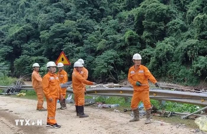 Các tổ công tác phối hợp kéo dây, hoàn thiện những hạng mục cuối cùng trước khi đóng điện. (Ảnh: TTXVN phát)