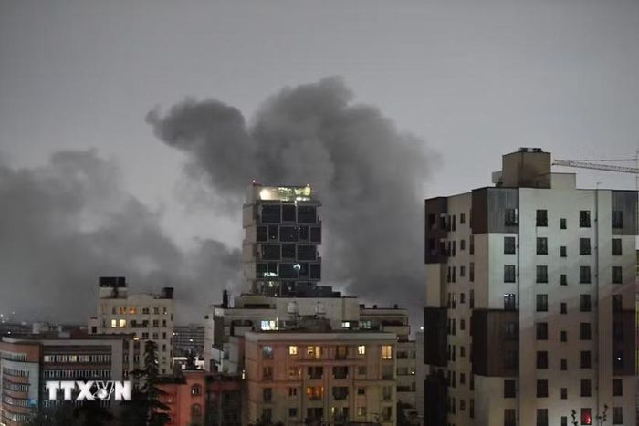 Khói bốc lên sau vụ không kích tại Tehran, Iran. (Ảnh: THX/TTXVN phát)