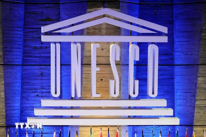 Biểu tượng của Tổ chức Giáo dục, Khoa học và Văn hóa Liên hợp quốc (UNESCO) tại trụ sở ở Paris, Pháp. (Ảnh: AFP/TTXVN)