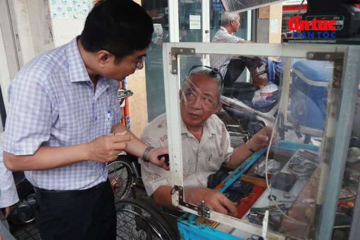 Nghề sửa đồng hồ là công việc ông Quyền gắn bó nhiều năm để mưu sinh song song với sự nghiệp thi đấu thể thao.