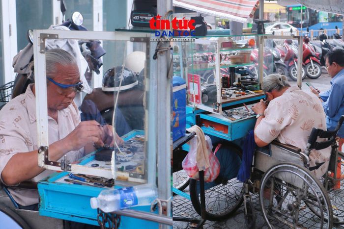 Ông Diệp Đức Quyền vẫn gắn bó với nghề sửa đồng hồ trên đường Nguyễn Tri Phương (TP Hồ Chí Minh) sau hơn 20 năm đồng hành cùng phong trào thể thao người khuyết tật.