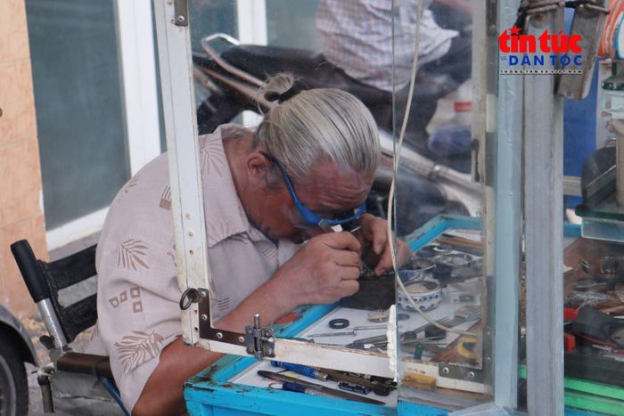 Đôi bàn tay từng đưa ông giành nhiều huy chương trên đường đua nay vẫn tỉ mỉ với từng linh kiện đồng hồ.