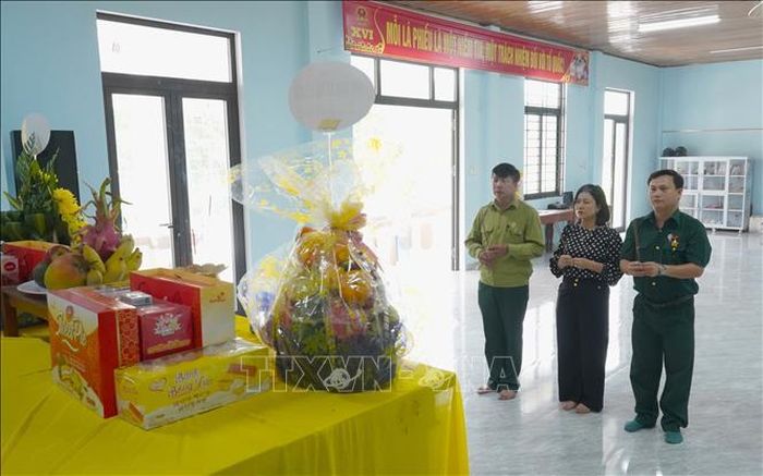 Cán bộ, chiến sĩ và nhân dân thắp hương tưởng niệm các liệt sĩ do Đội Quy tập hài cốt liệt sĩ, Sư đoàn 968 (Quân khu 4) tìm kiếm, quy tập, tạm thời bảo quản tại hội trường thôn Tân Quang, xã Hiếu Giang trước khi tổ chức lễ truy điệu và an táng. Ảnh: Thanh Thủy/TTXVN