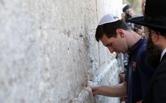 Lionel Messi tại Bức tường Than Khóc ở thành cổ Jerusalem, ngày 4/8/2013. Ảnh: JP